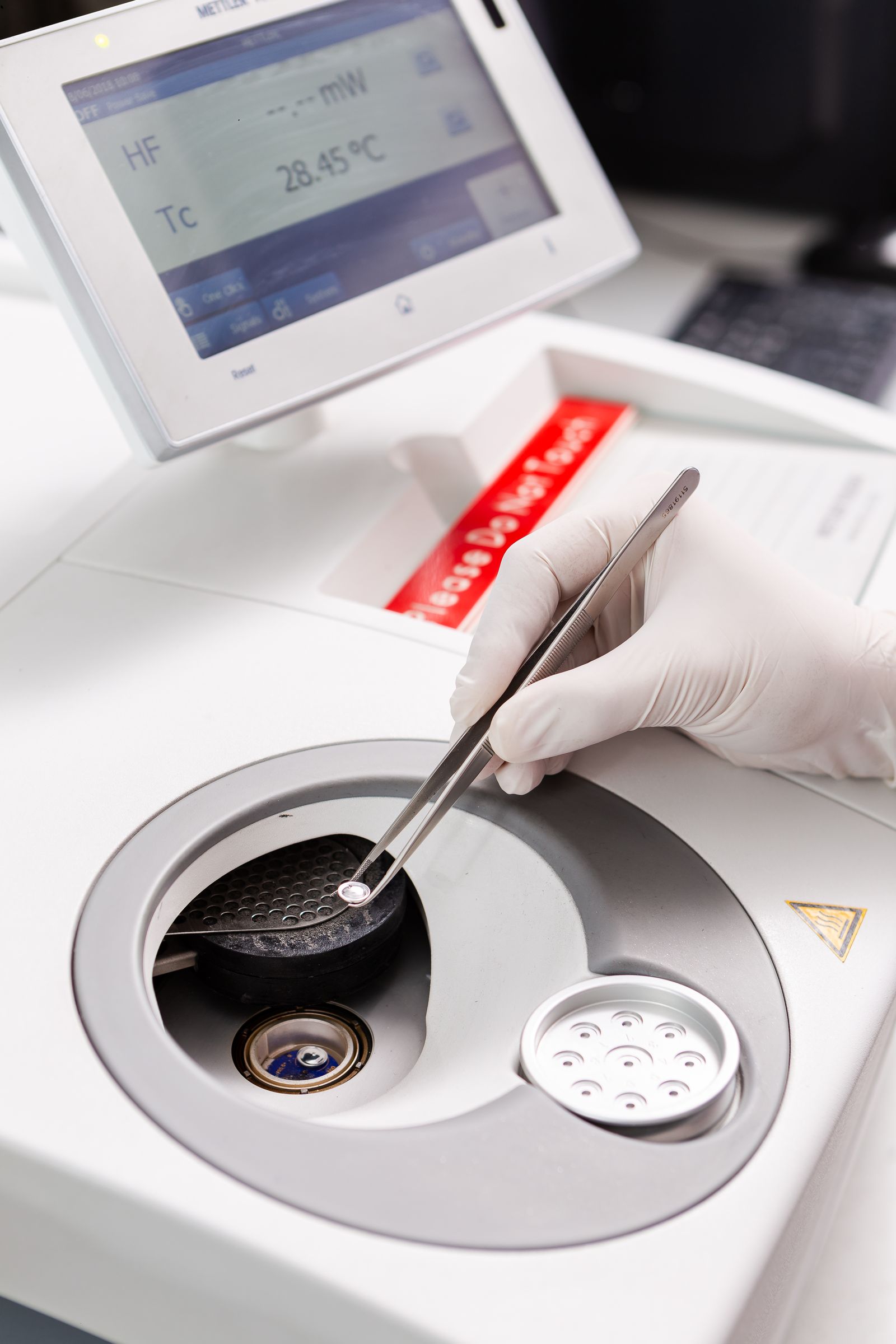 Thermische Analyse einer Pulverlackprobe per DSC im Labor von IBA Kimya
