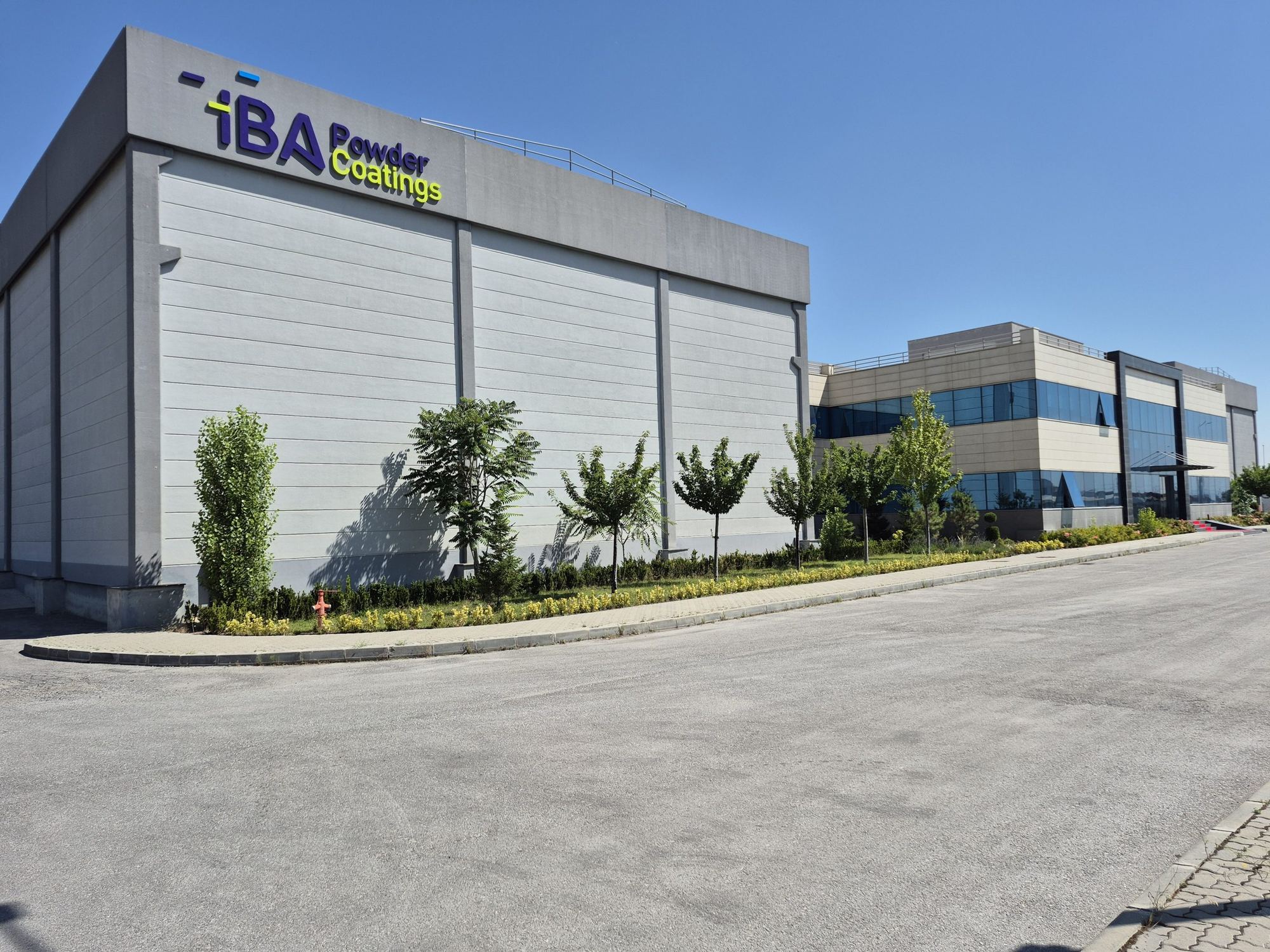 Gebäude von IBA Powder Coatings mit Produktion und Verwaltung