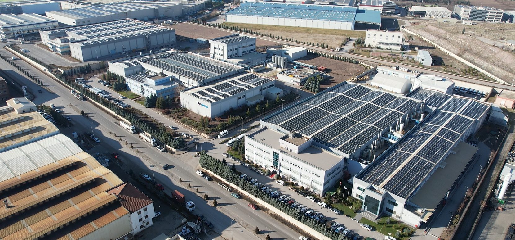 Luftbild des Produktionsstandorts von IBA Kimya mit Photovoltaik auf den Hallendächern