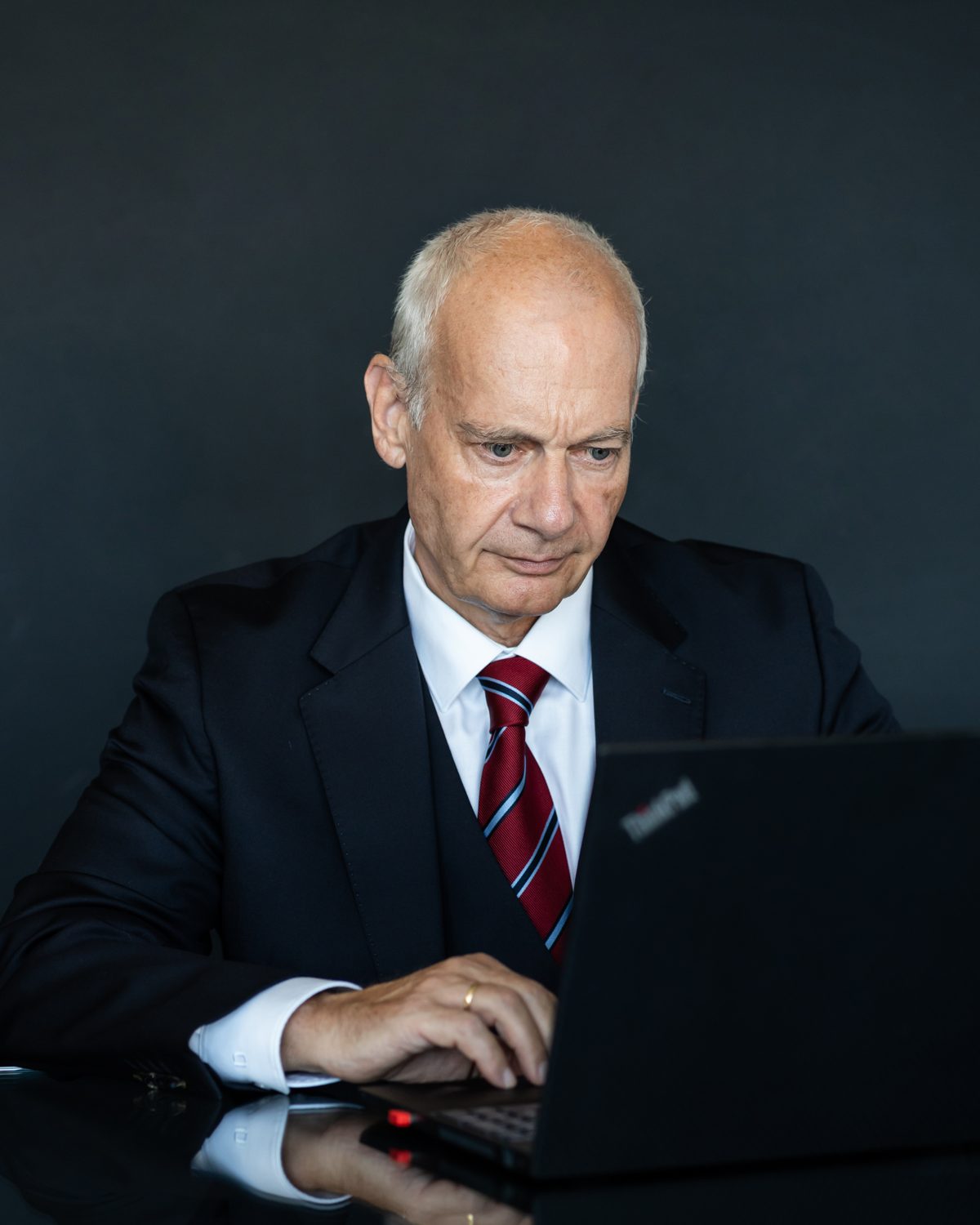 Wolfram Alber bei der Bearbeitung einer Kundenanfrage